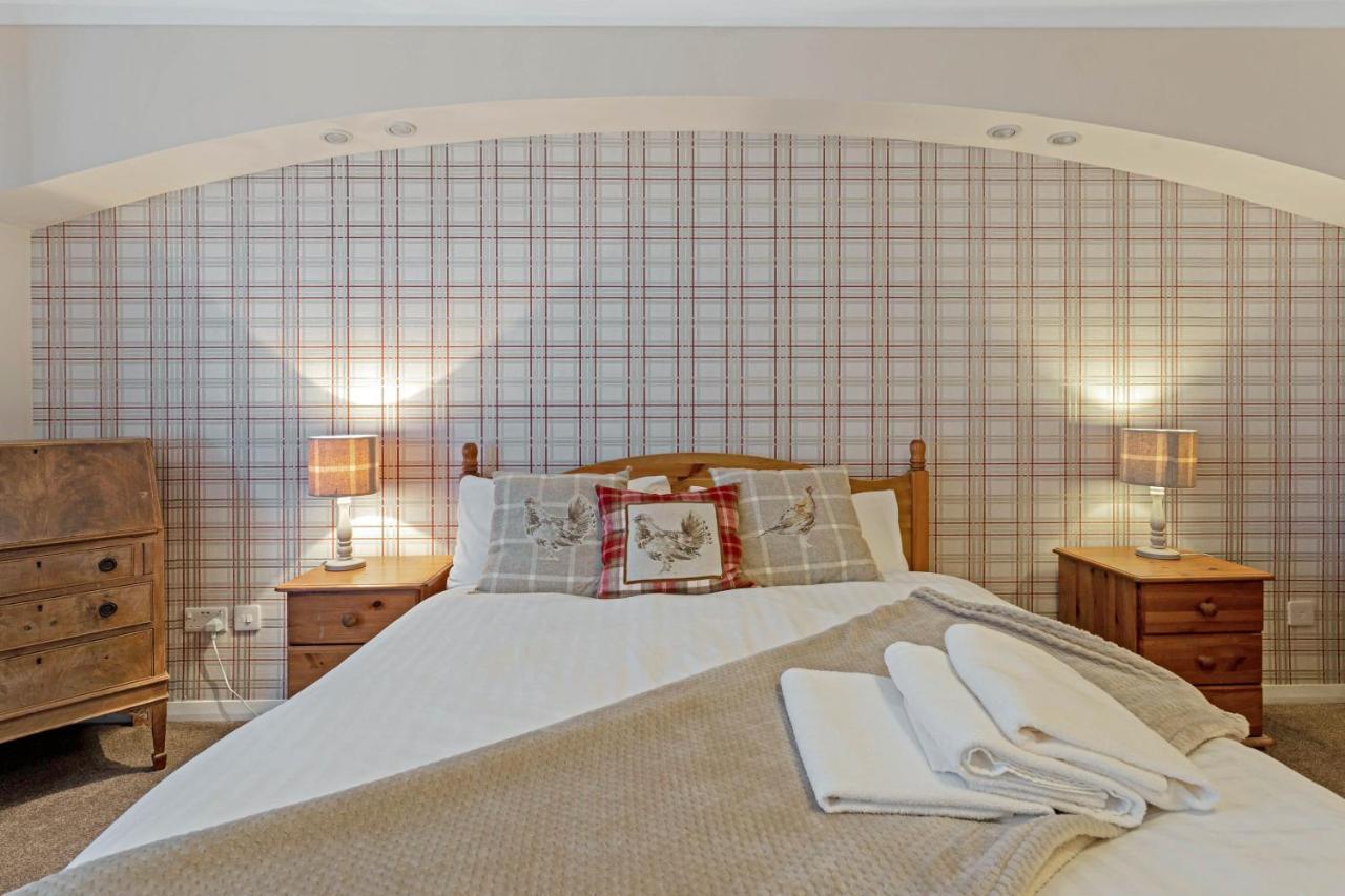 Elegant & Unique Getaway - Spacious 3 Bedroom, 2 Bathroom City Centre Apartment - Free Allocated Parking. เอดินบะระ ภายนอก รูปภาพ