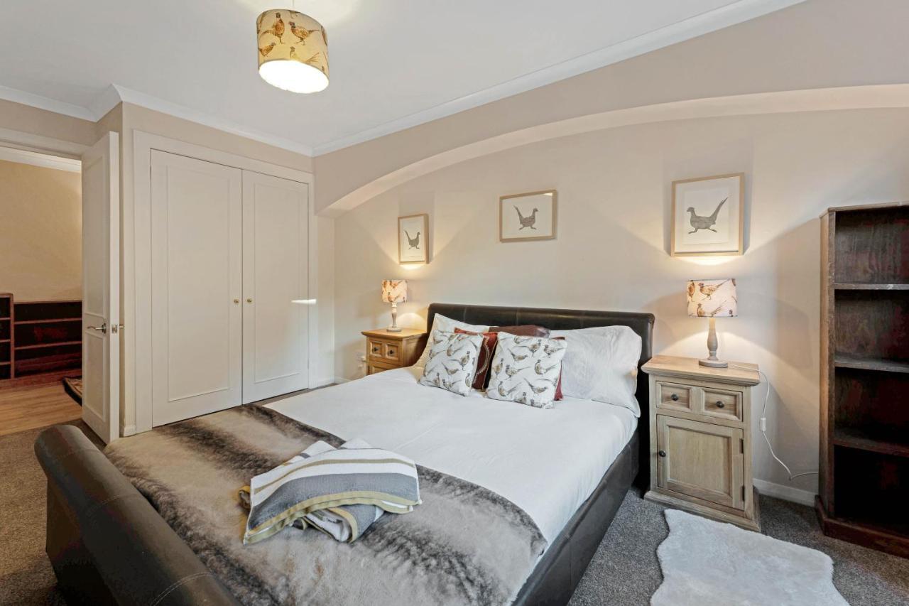 Elegant & Unique Getaway - Spacious 3 Bedroom, 2 Bathroom City Centre Apartment - Free Allocated Parking. เอดินบะระ ภายนอก รูปภาพ